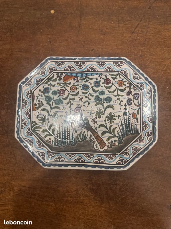 Plat de service portugais en faïence, bords chanfreinés, peint à la main dans le style du XVIIe siècle (image 2)