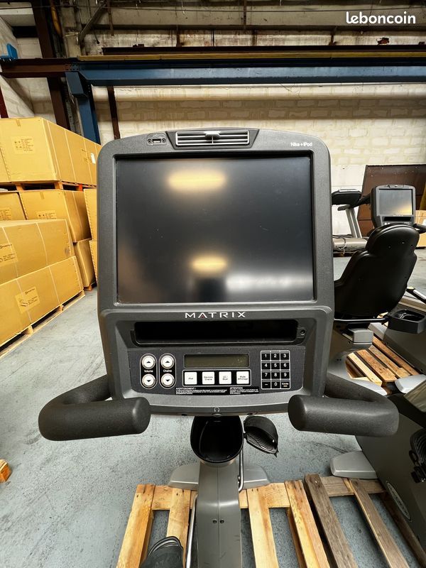Recumbent Bike R7X Matrix 7X line occasion cardio training vélo semi allongé avec dossier confortable professionnel indoor intérieur (image 5)