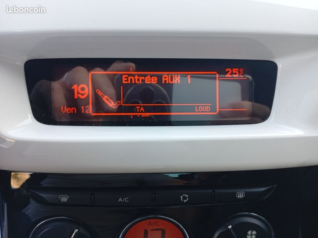 CITROEN DS3 HDi 110 FAP 109gr Sport Chic (image 23)