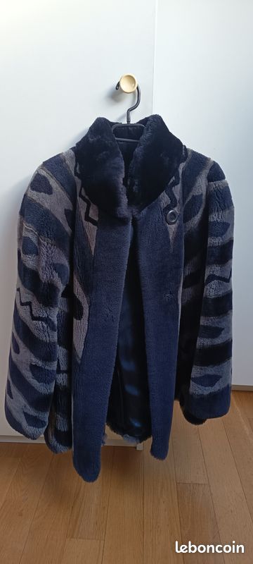 Veste en fausse fourrure dans différents tons de bleu (image 1)