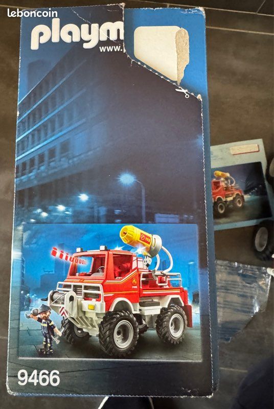 Véhicule - PLAYMOBIL - 4X4 de Pompier - Treuil - Canon à mousse - Lumières et sons Véhicule - PLAYMOBIL - 4X4 de Pompier - Treuil - Canon à mousse - Lumières et sons