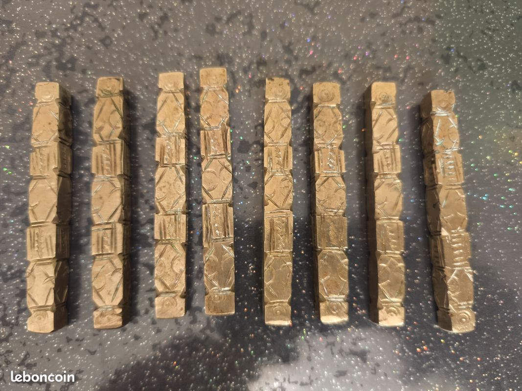 Lot de 8 repose couverts en laiton gravé (image 1)