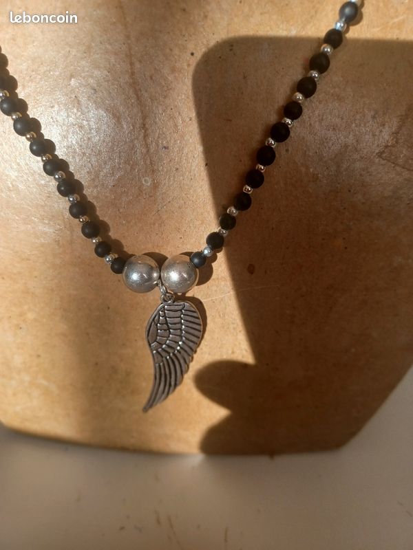 Collier avec perles acier perles noires et breloque aile (image 1)