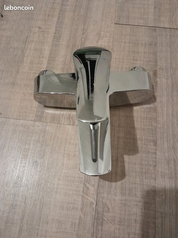Un mitigeur de douche neuf (image 1)
