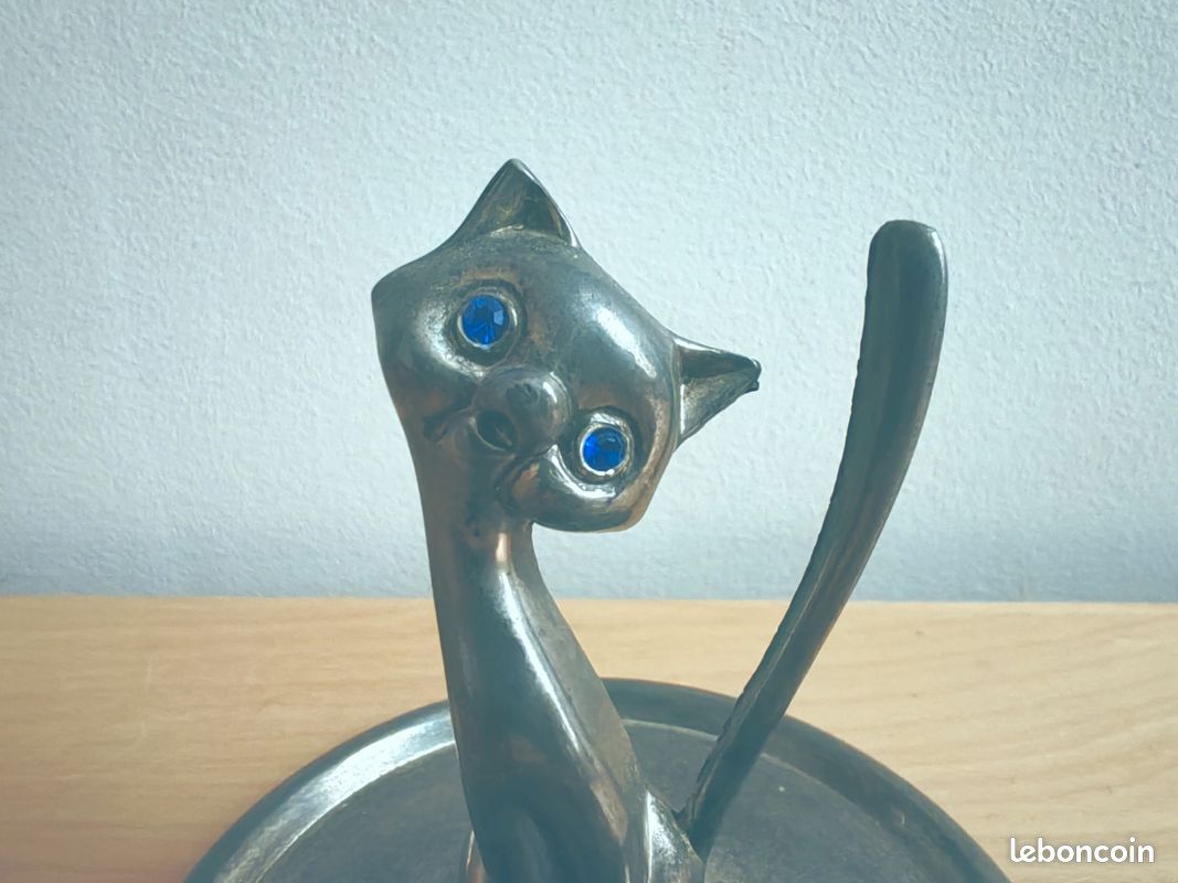 Ancien Porte-Bagues CHAT Stylisé Métal Argenté Yeux Bleus Strass Vintage 7,5cm (image 1)