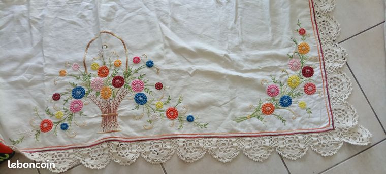 2 Napperons Anciens En Coton Brodé, 16 Cm De Diamètre, écru