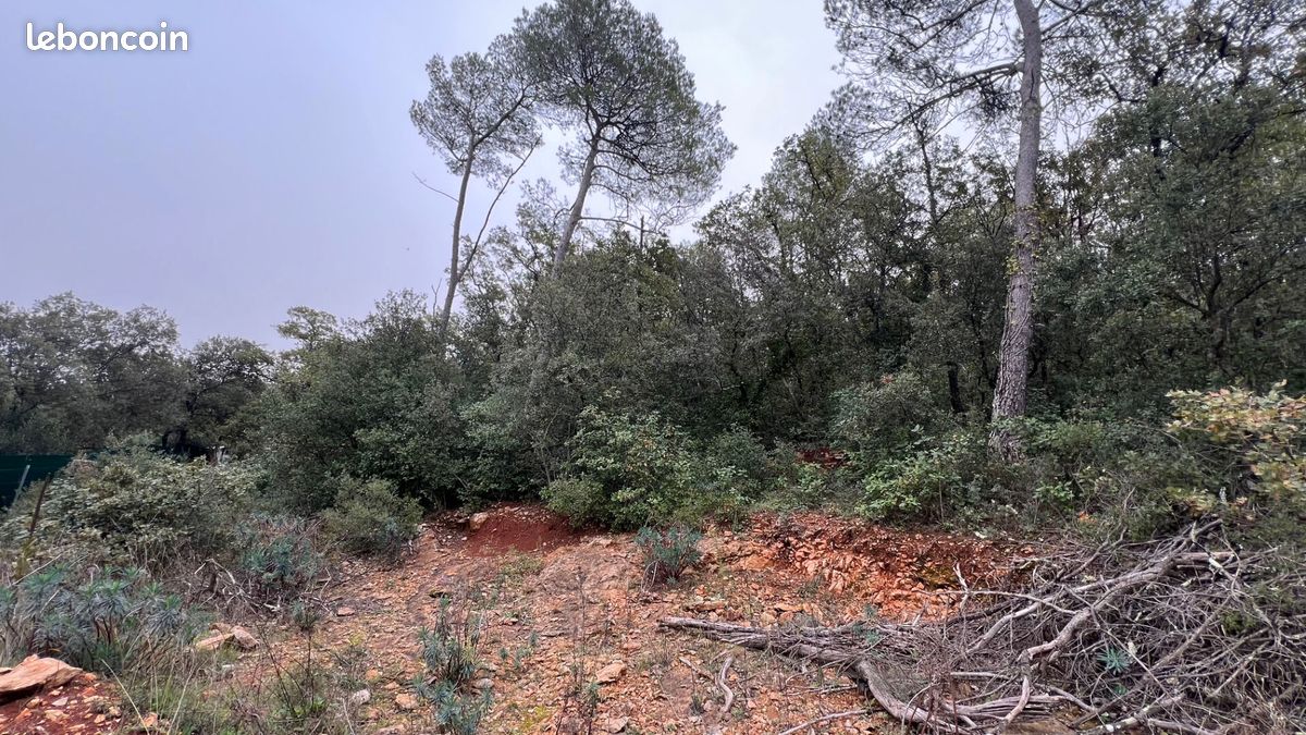 Terrain 2376 m² · à Garéoult · 2 376 m² · 130 000 €
