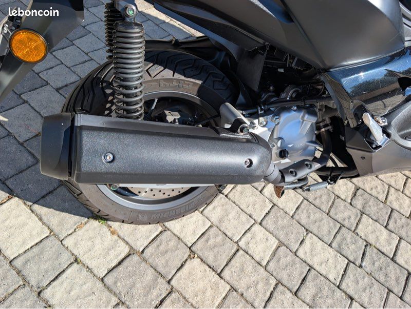 Xmax 125 Iron max 2019 6000kms très bon état,révision des 6000kms faite,contrôle technique ok (image 8)