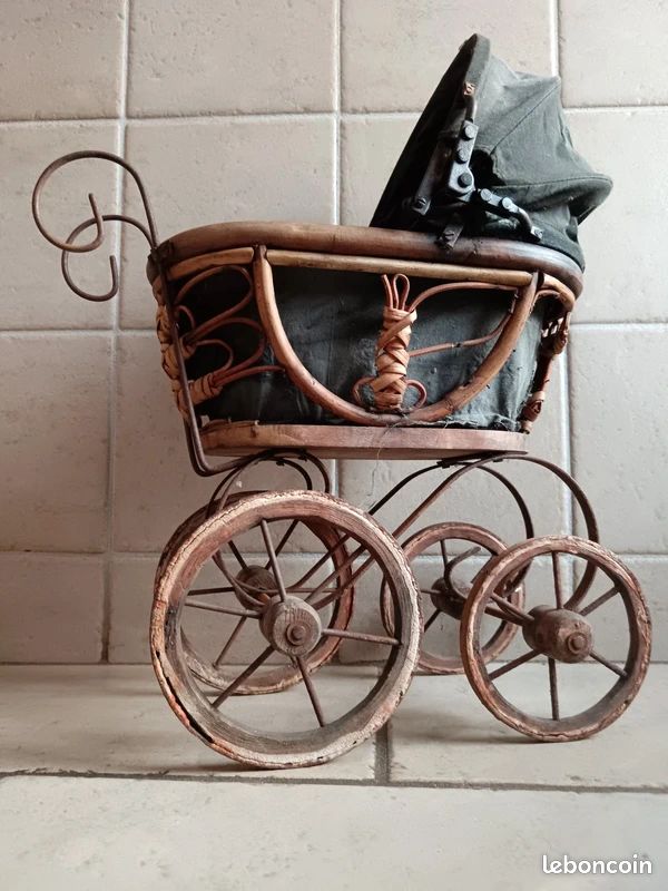 Ancien Landau De Poupée En Rotin - Années 70 - Tissu D'origine - Vintage - Sans Marque