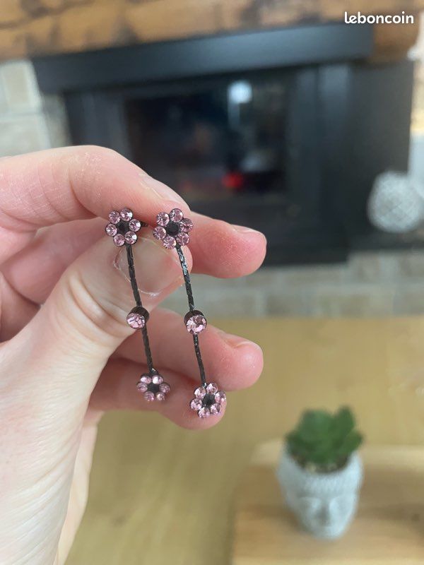 Boucles d’oreilles pendantes roses (image 1)