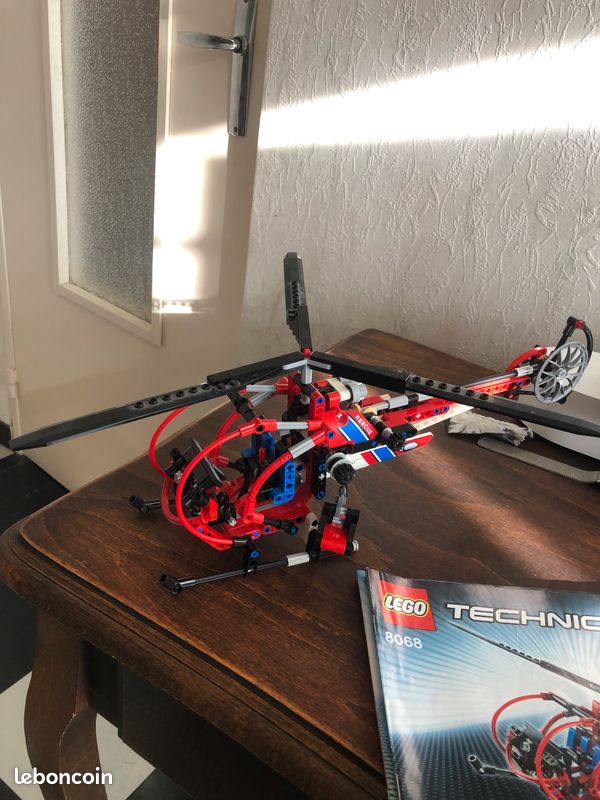 Lego Technic 8068 - L'hélicoptère de secours (image 3)