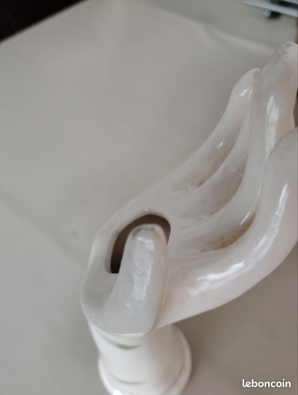 Alors il s'agit d'un vase solifleur et bagué vintage en céramique blanc en forme de main (image 5)