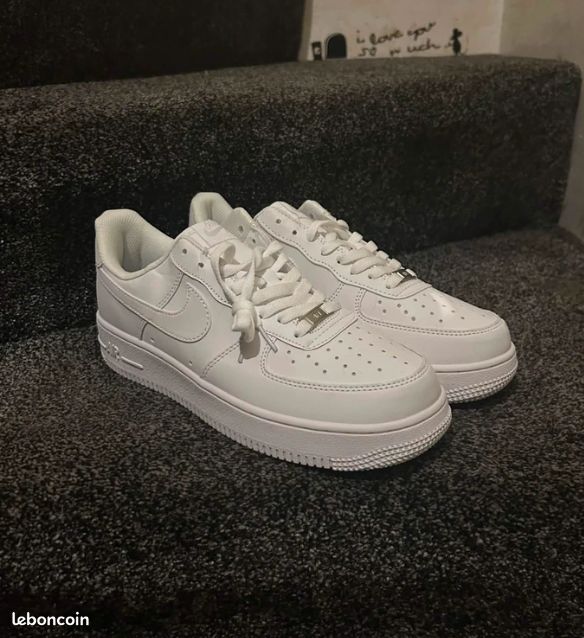 Nike Air Force 1 blanches avec boîte, modèle low 42 (image 1)