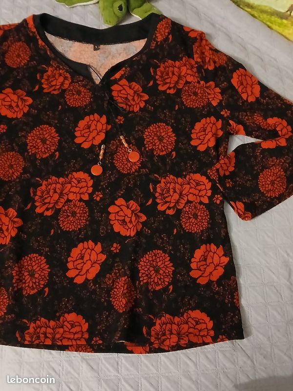 Pull tunique noir à fleurs rouges taille 38/40 (image 1)
