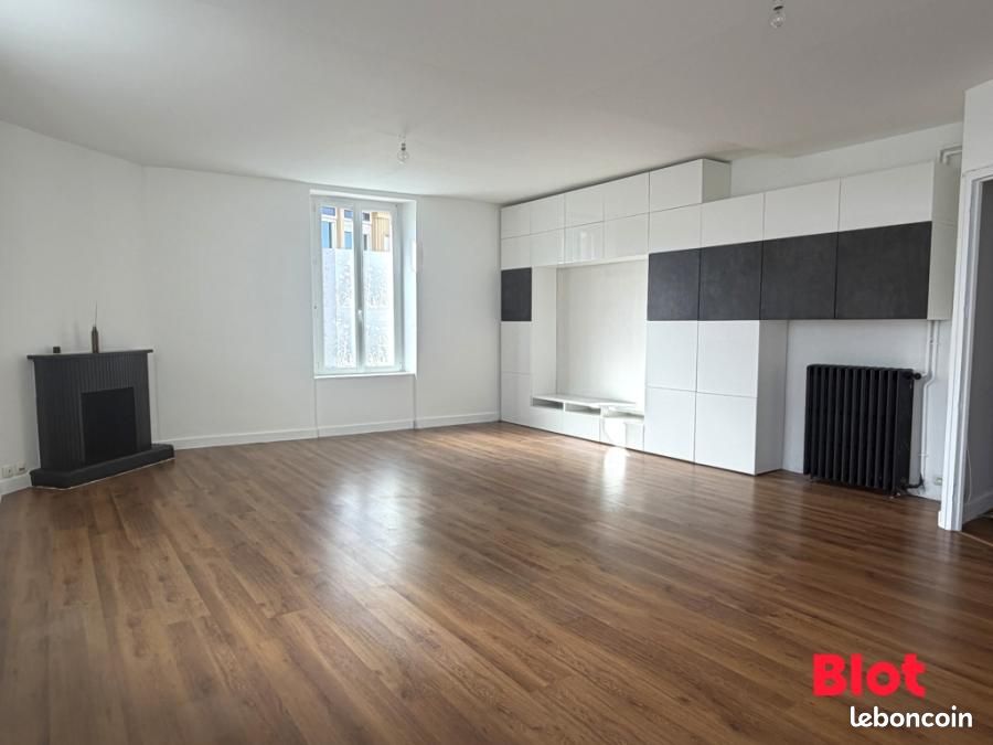 Appartement 3 pièces 107 m² · à Fougères · 107 m² · 820 €