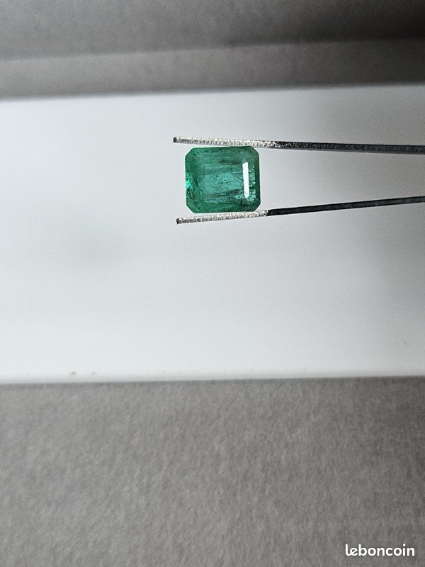 Émeraude Naturelle Colombienne 2.76 Carats - Certifiée AIGS - Couleur Vert Intense, Ovale, Excellente Taille