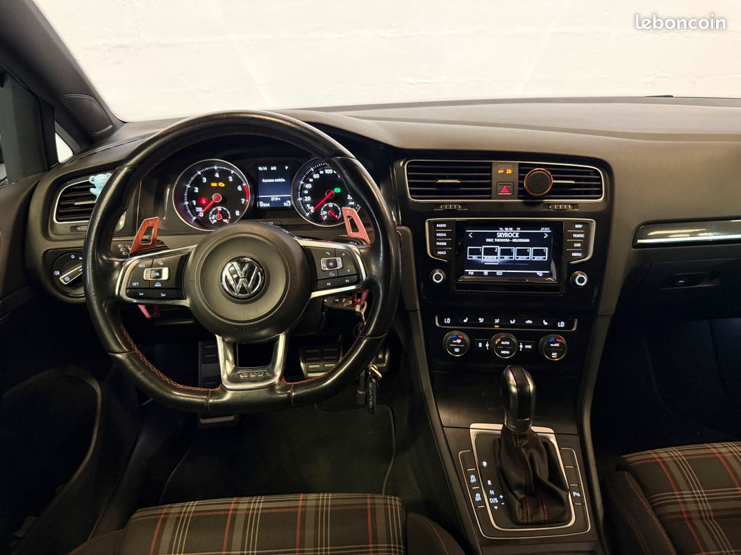 Volkswagen Golf VII GTI 2.0 TSI DSG 220 CV | SIÈGES CHAUFFANTS | JANTES 18" | ÉTRIERS DE FREINS ROUGE (image 10)