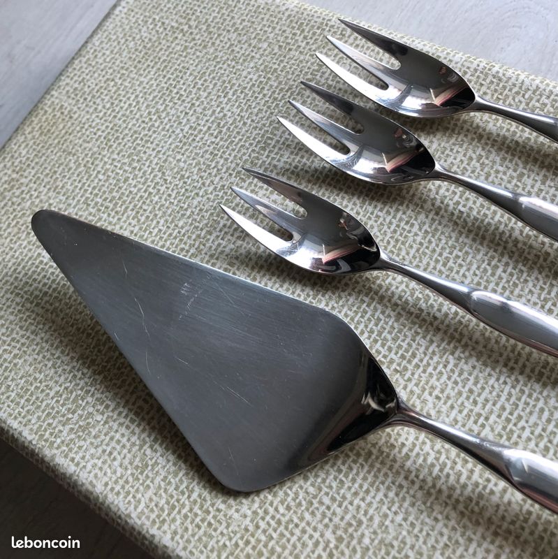 CHRISTOFLE : Partie de ménagère en métal argenté, modèle filet