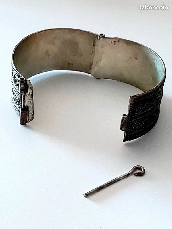 Bracelet Manchette Traditionnel Berbère Kabyle En Argent - Incrustations De Corail - Ancien, Occasion