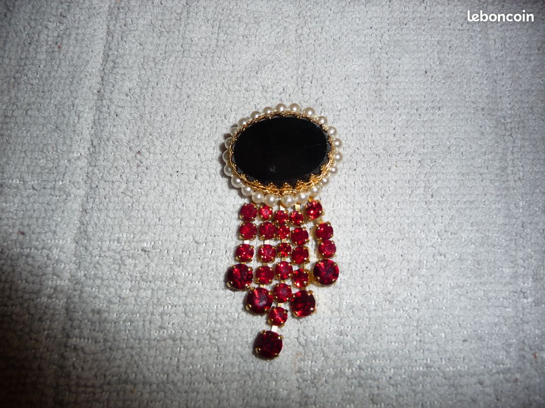 Broche ovale noire, perles et pendants strass rouge (image 1)