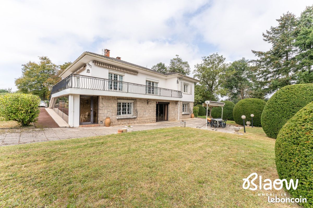 Maison 8 pièces 246 m² · à Saint-Laurent-de-Mure · 246 m² · 940 000 €
