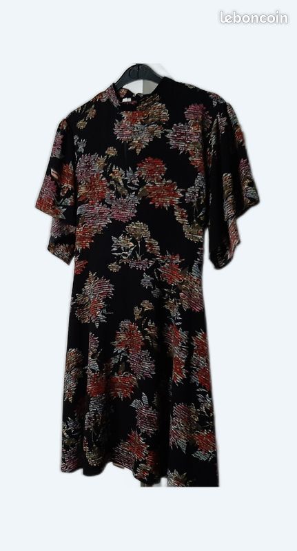 Robe fleurie manches papillon col montant (image 1)