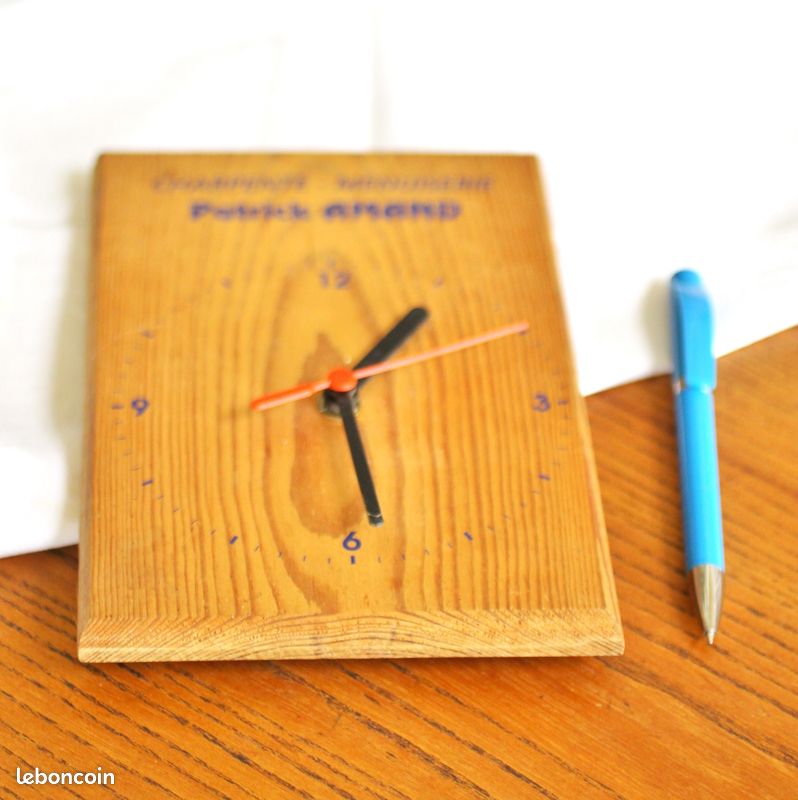 Pendule publicitaire Patrick Amand bois (Manche) - fonctionne - 20 x 13 cm - collection TBE (image 1)