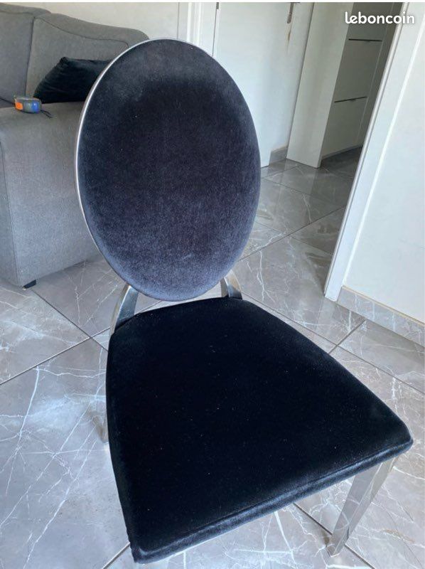 Table ronde et chaises médaillons (image 6)