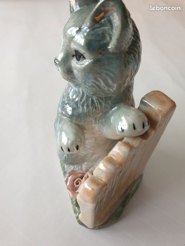 Petite figurine en céramique représentant un chat assis à côté d'une barrière (image 6)