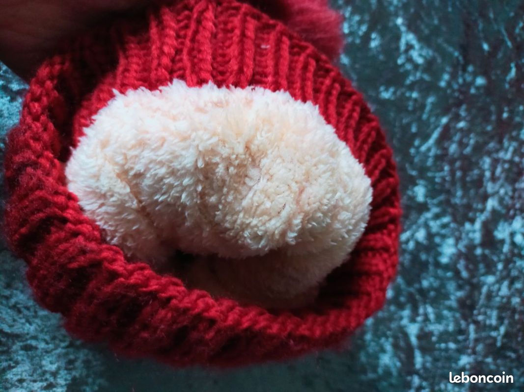 Chapeau de ski bobble hiver bleu rouge isolé blanc | Photo Gratuite