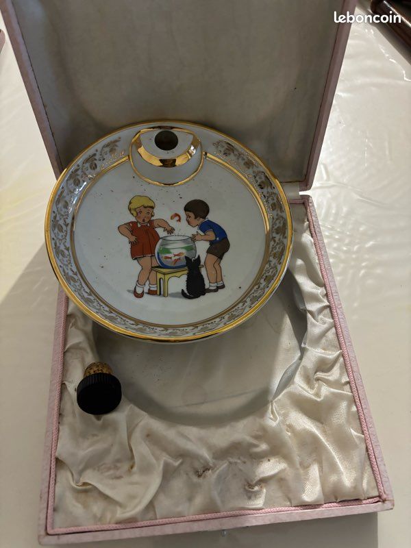 Ancienne Assiette à Bouilli Bébé en Porcelaine Triangulaire Décors Chiens Chats