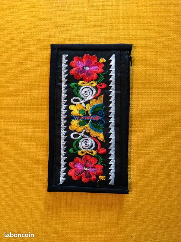 🦋🏵️ Jolie pochette brodée motif papillon et fleurs (image 2)
