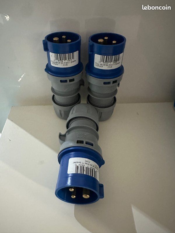 Lot de 3 fiches industrielles mâles 16A 230V IP44 P17 CEE - Neuves (image 1)