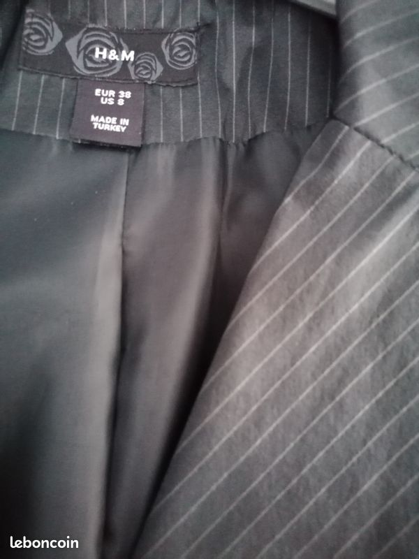 Blazer Neuf H&m taille 38 m style habillée effet tafeta 
Neuf (image 2)