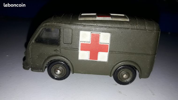Une Ambulance Militaire Renault En Miniature Par Dinky Toys France Au 1 55e 15708
