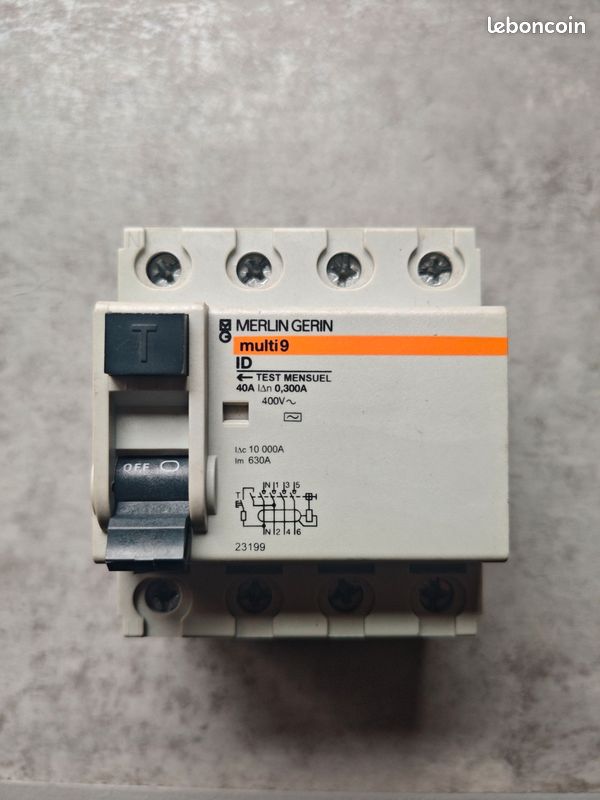 Interrupteur différentiel modulaire 4 pôles-40A 300 mA MERLIN GERIN Réf: 23199 (image 1)