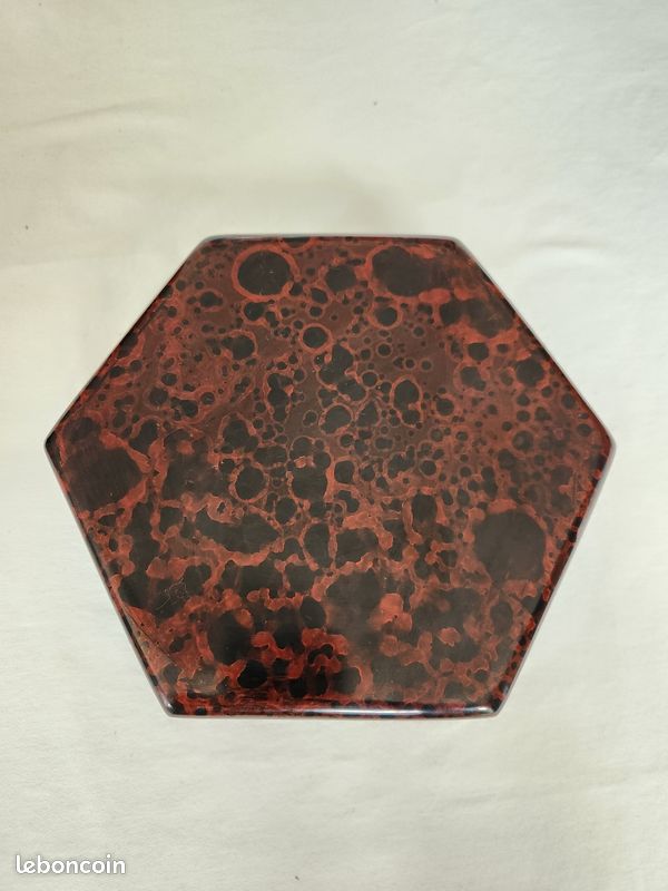 Boîte hexagonale vintage effet écaille rouge et noir – style laqué (image 3)