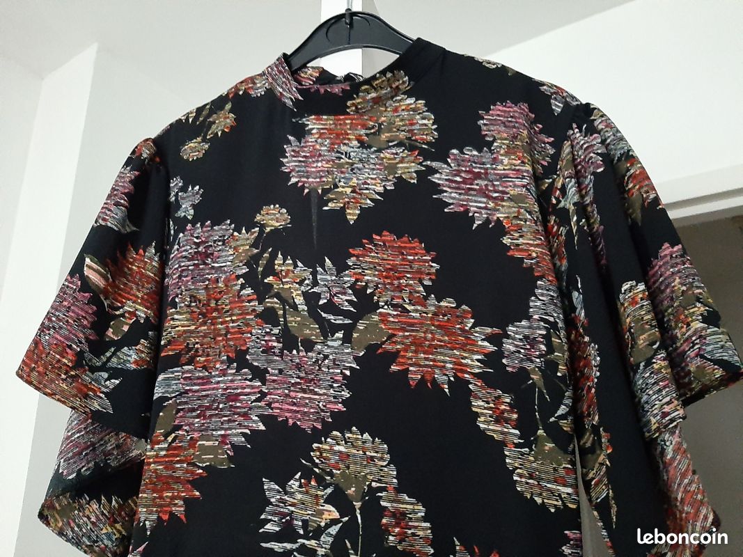 Robe fleurie manches papillon col montant (image 2)