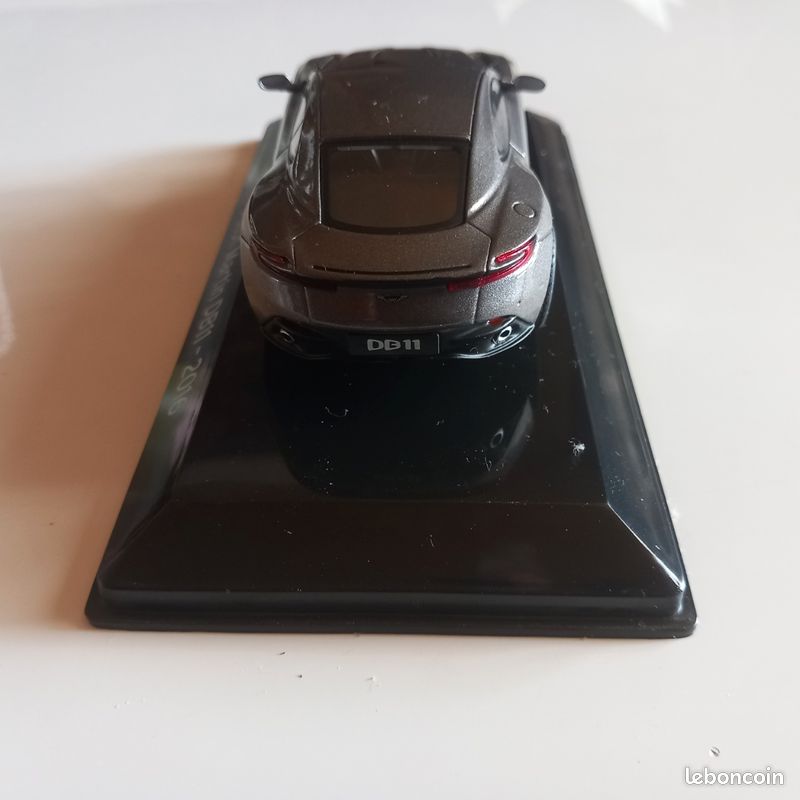 OPO 10 – Voiture Miniature Aston Martin DB11 2016 – Échelle 1/43, Métal Zamac, Socle Et Boîte Vitrine – Collectionneur, Dès 14 Ans