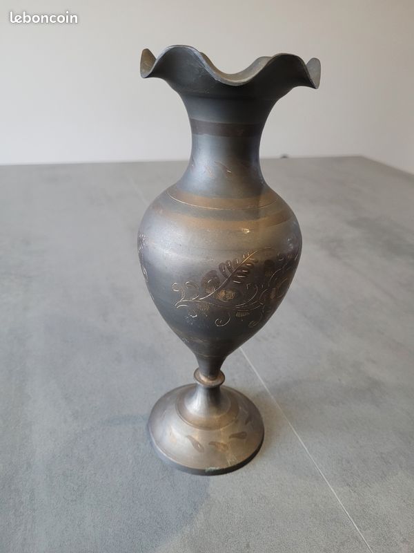 Vase en étain gravé (image 2)