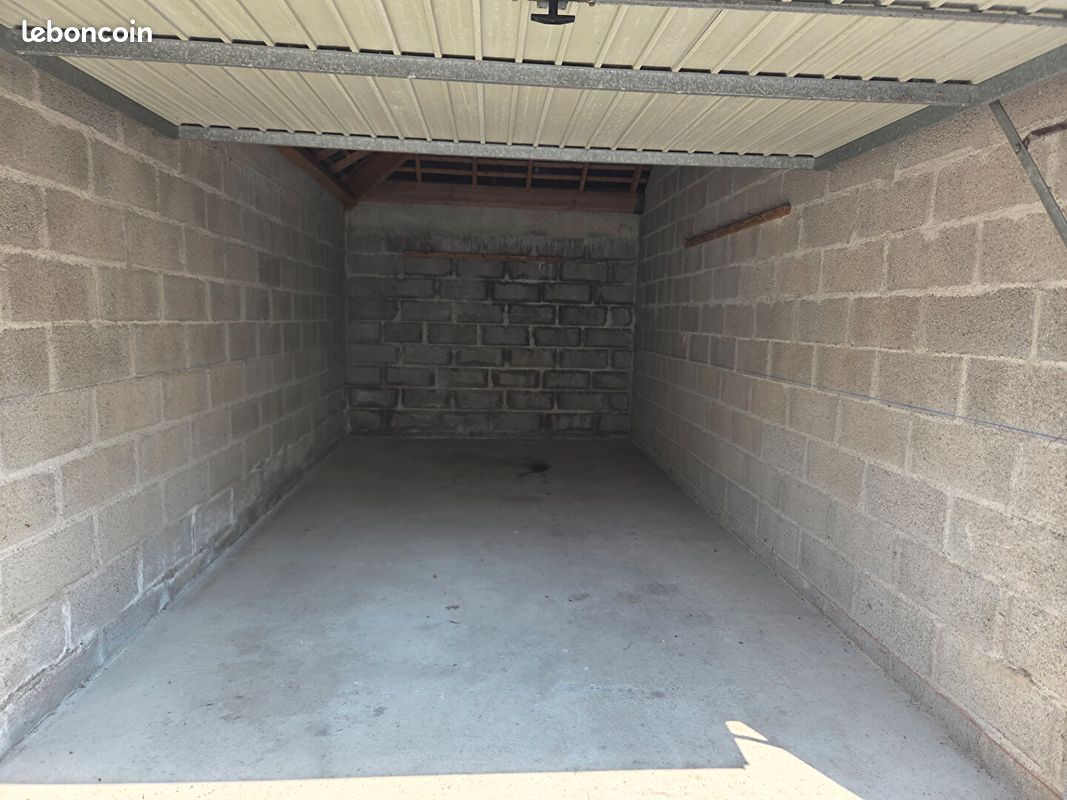 Parking 18 m² · à Concarneau · 18 m² · 180 €/mois