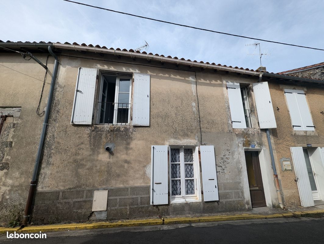 Maison 4 pièces 93 m² · à Ruffec · 93 m² · 64 000 €