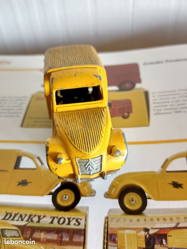 Dinky Toys Meccano France 1:43 - Model Sedan - 24 T Citroën 2 CV Variant Garnet Gray Soft Top Cream Convex Wheels