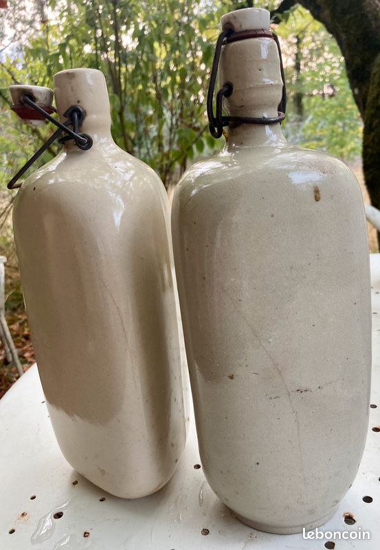 Bouteilles en grès triangulaire avec bouchon (image 2)