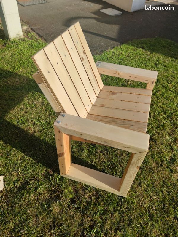 Siège en bois extérieur (image 2)