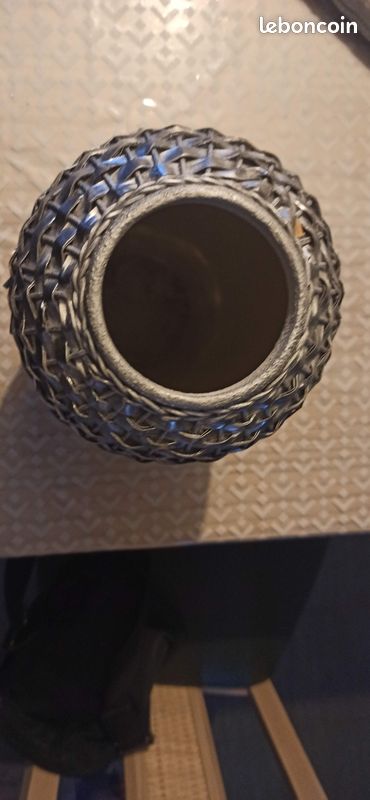 Vase en grès recouvert de rotin couleur argent (image 4)