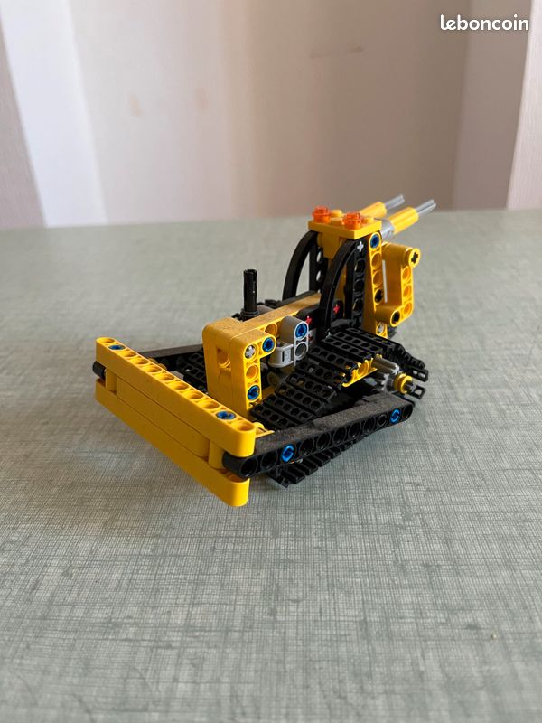 Lego Tracked Grue 9391 (image 1)