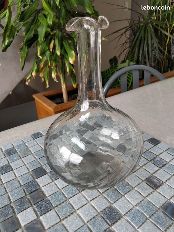 Carafe ancienne en verre travaillé -striée (image 1)