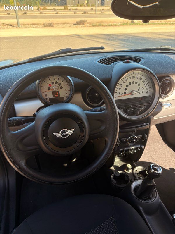 Mini Cooper one (image 3)