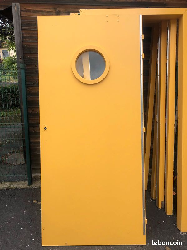 Porte avec hublot (image 1)